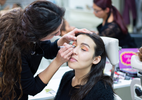 Maquilladora aplicando maquillaje a alumna, clase práctica curso Maquillaje Profesional Santiago