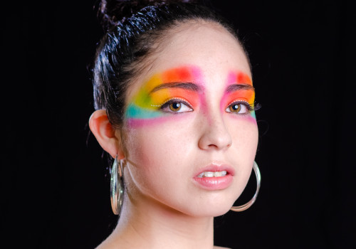 Maquillaje artístico arcoíris en cejas, trabajo alumna curso Maquillaje Profesional e Imagen